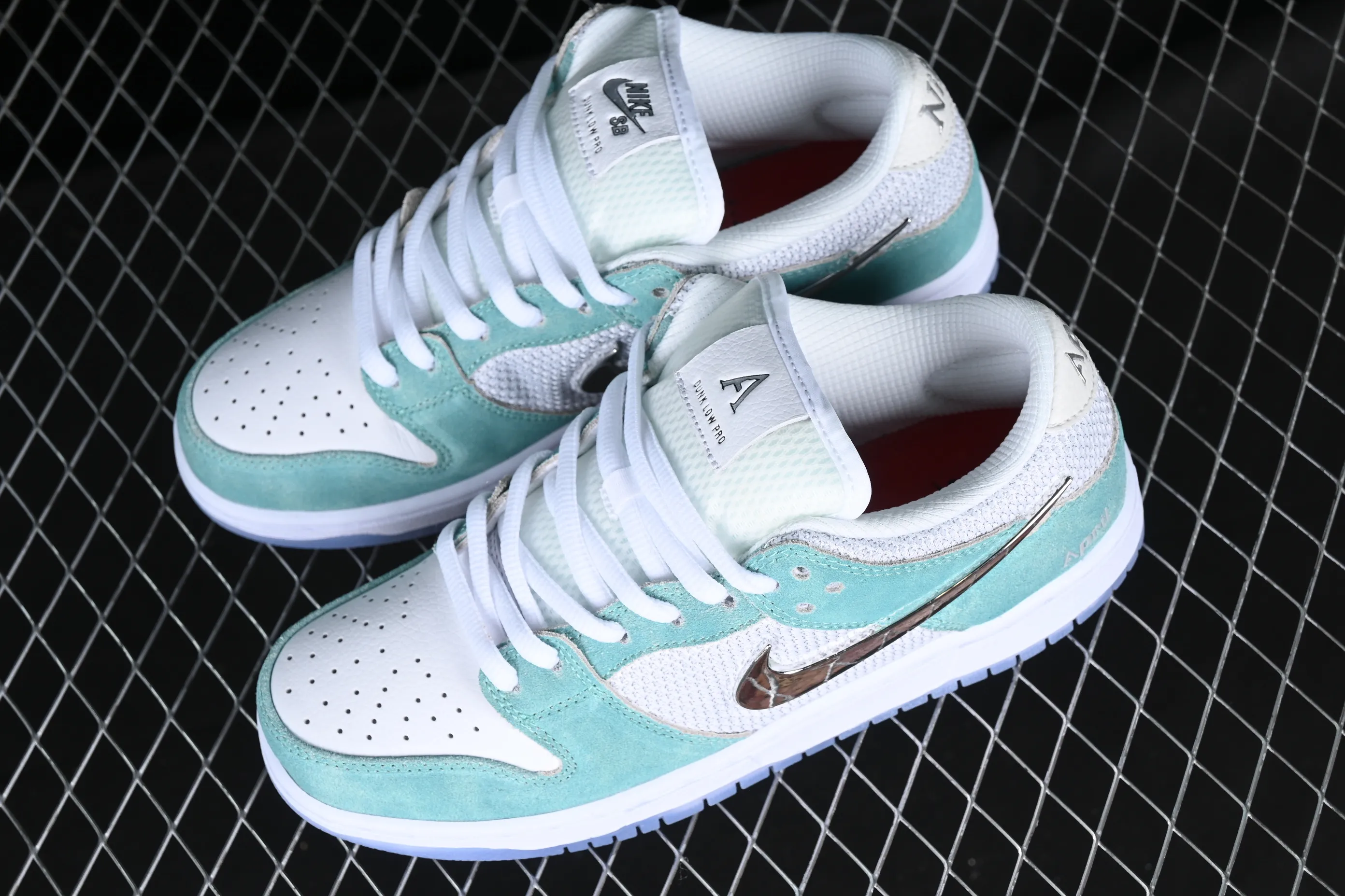 All categories Nk SB Dunk Series Nk SB Dunk Low low-top sneakers F version April Skateboards x Nk SB Dunk Low joint model Frozen Rose SB smashed backboard fashion casual sneakers FD2562-400